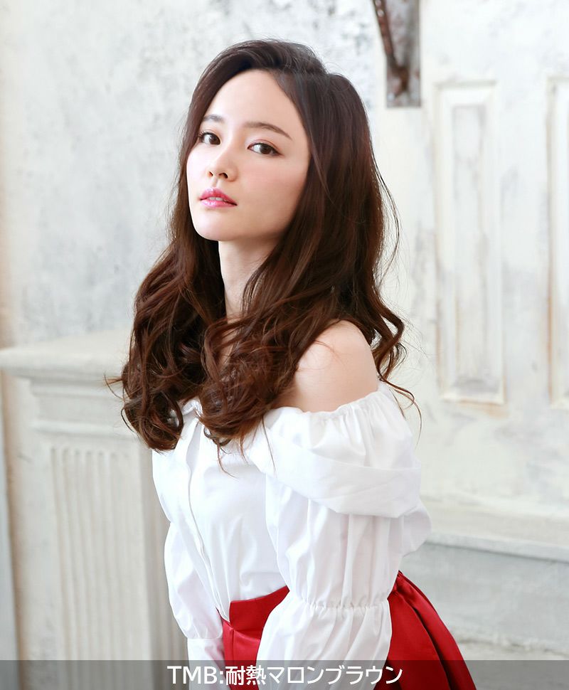 めちゃ楽ボリュームエクステ【リラックスカール】VX-24 モデル着用画像3