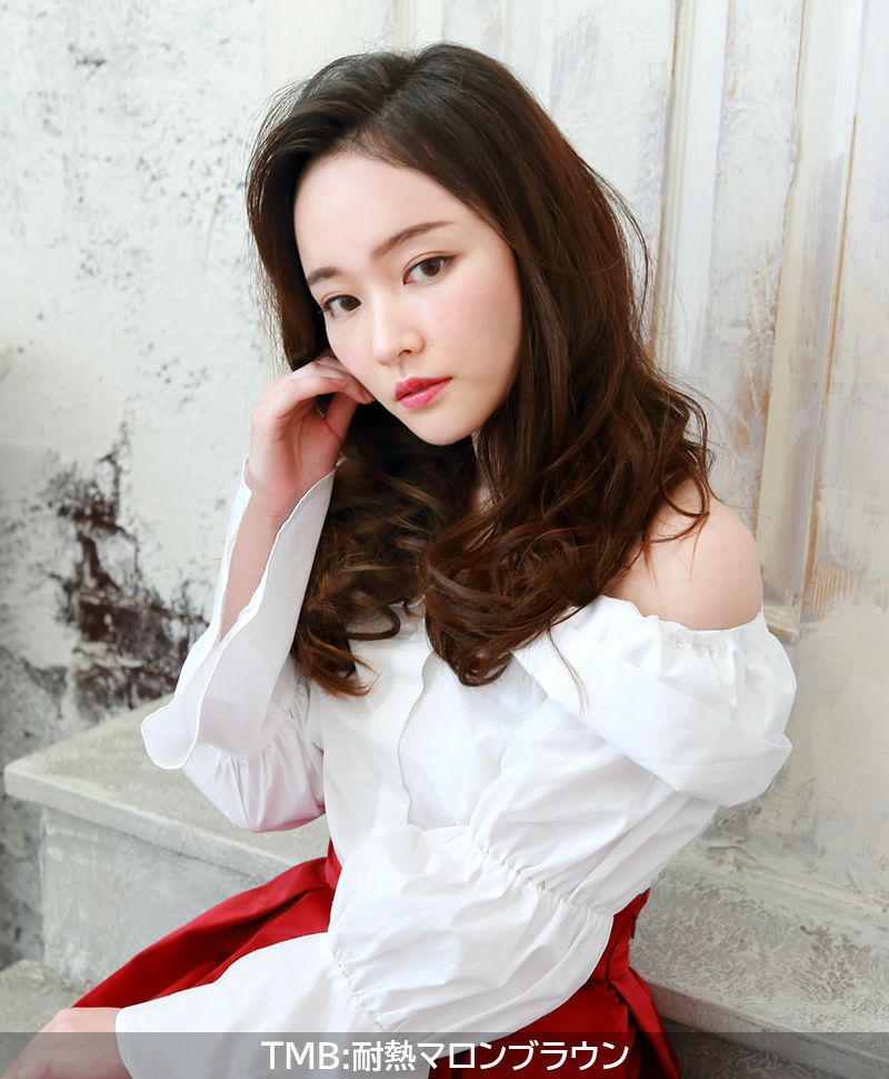 めちゃ楽ボリュームエクステ【リラックスカール】VX-24 モデル着用画像7