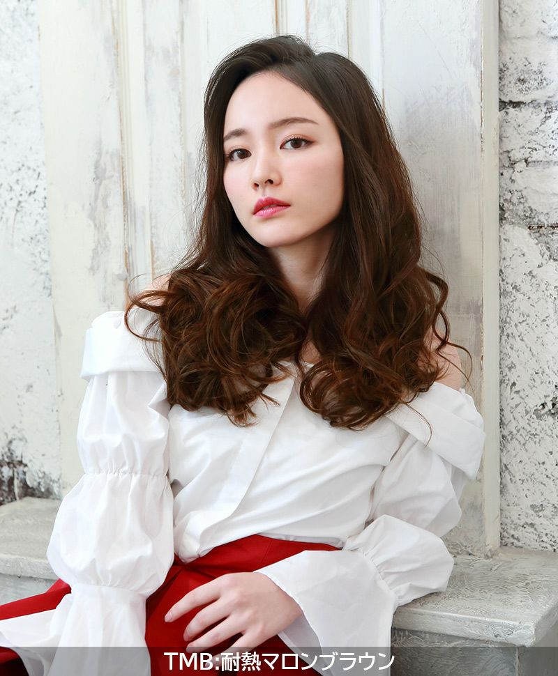 めちゃ楽ボリュームエクステ【リラックスカール】VX-24 モデル着用画像8