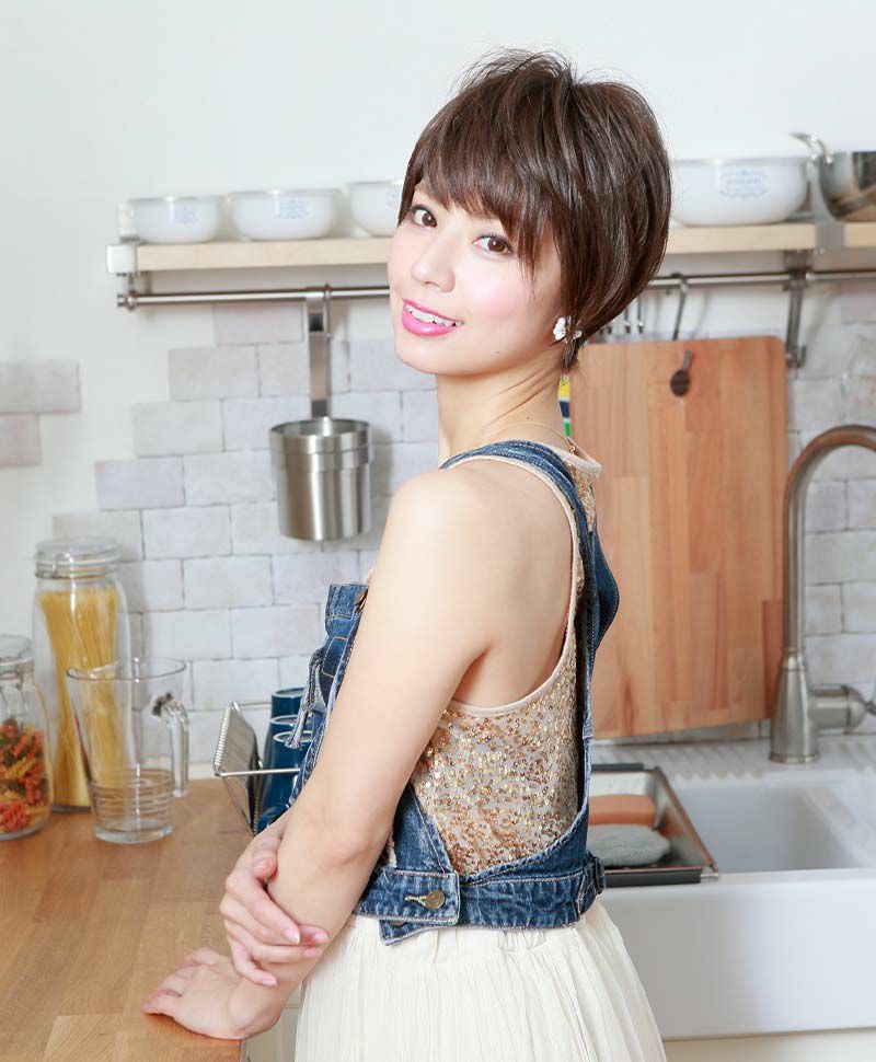 オールウィッグ【ナチュラルショート】 品番A-676耐熱 着用イメージ3 カラーTDB：耐熱ダークブラウン