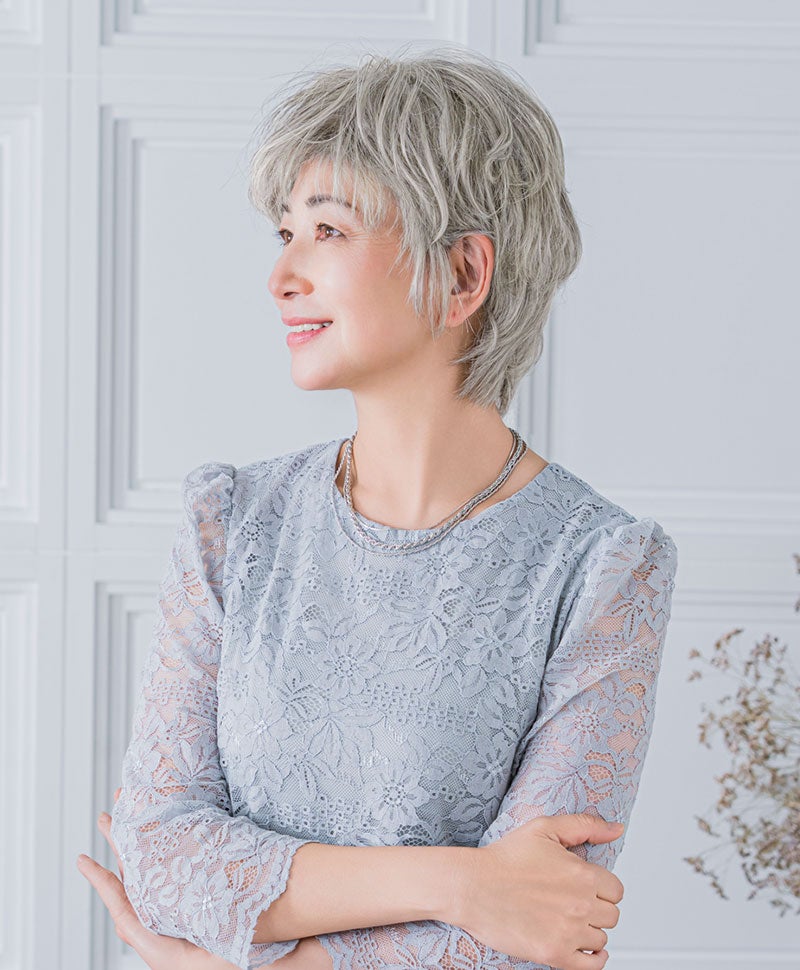 耐熱白髪かくしウィッグ(つむじタイプ) 品番【ST-004】 気になる部分をピンポイントでカバーできる部分かつら モデル着用イメージ カラーTLGH:耐熱ライトグレイヘア