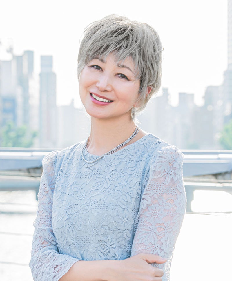 耐熱白髪かくしウィッグ(つむじタイプ) 品番【ST-004】 気になる部分をピンポイントでカバーできる部分かつら モデル着用イメージ カラーTLGH:耐熱ライトグレイヘア