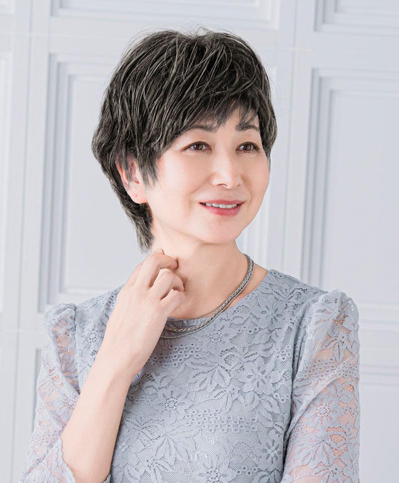 耐熱白髪かくしウィッグ(つむじタイプ) 品番【ST-004】 気になる部分をピンポイントでカバーできる部分かつら モデル着用イメージ カラーTBGH:耐熱ブラックグレイヘア