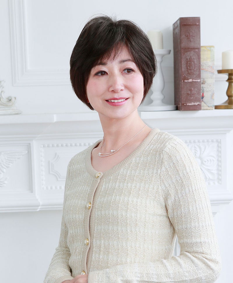 耐熱白髪かくしウィッグ(つむじタイプ) 品番【ST-004】 気になる部分をピンポイントでカバーできる部分かつら モデル着用イメージ カラー2N：ナチュラルブラック