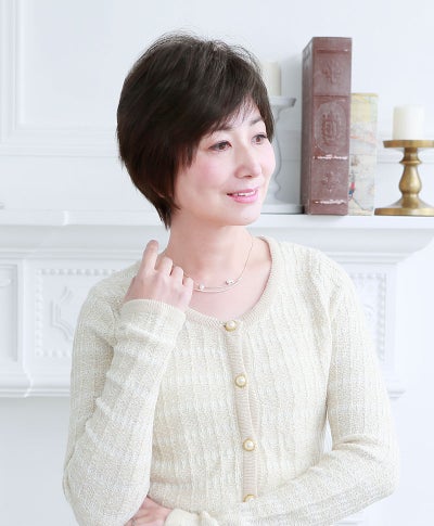 耐熱白髪かくしウィッグ(つむじタイプ) 品番【ST-004】 気になる部分をピンポイントでカバーできる部分かつら モデル着用イメージ カラー2N：ナチュラルブラック