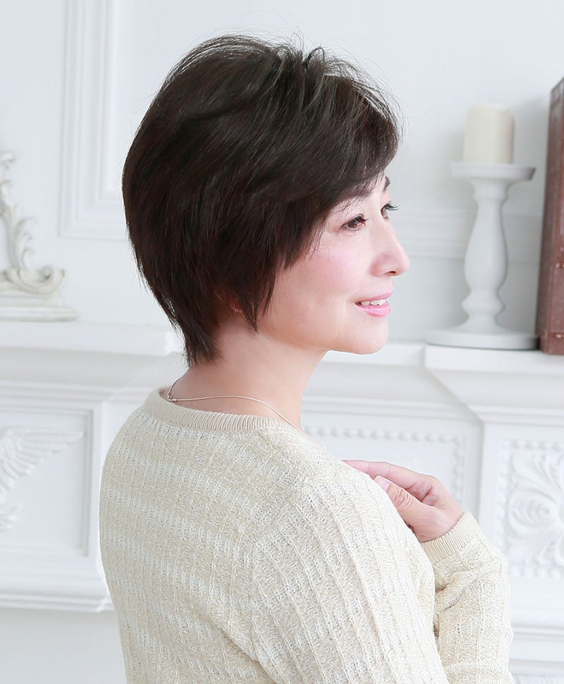 耐熱白髪かくしウィッグ(つむじタイプ) 品番【ST-004】 気になる部分をピンポイントでカバーできる部分かつら モデル着用イメージ カラー2N：ナチュラルブラック