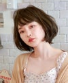 帽子ウィッグ（リラックス）【ボブ】 品番BO-02耐熱 丸みのあるシンプルなふんわりボブ 着用イメージ1 カラーTDB：耐熱ダークブラウン