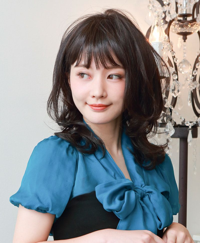 オールウィッグ【レイヤーマッシュミディ】 品番A-699耐熱 着用イメージ14 カラー TCK：耐熱ショコラブラック