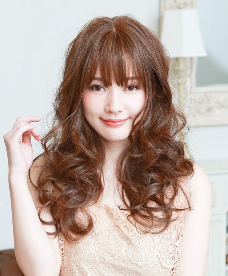 オールウィッグ【メープルカールロング】 品番A-700耐熱 大きめカールで華やかさをプラス 着用イメージ2 カラーTDM：耐熱デイリーマロン