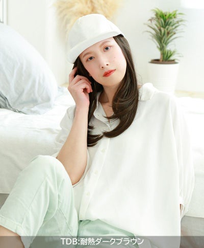 アンダー帽子ウィッグ【ミディアムストレート】 品番BO-22耐熱 位置を変えられる前髪付き 着用イメージ2 カラー TDB：耐熱ダークブラウン 