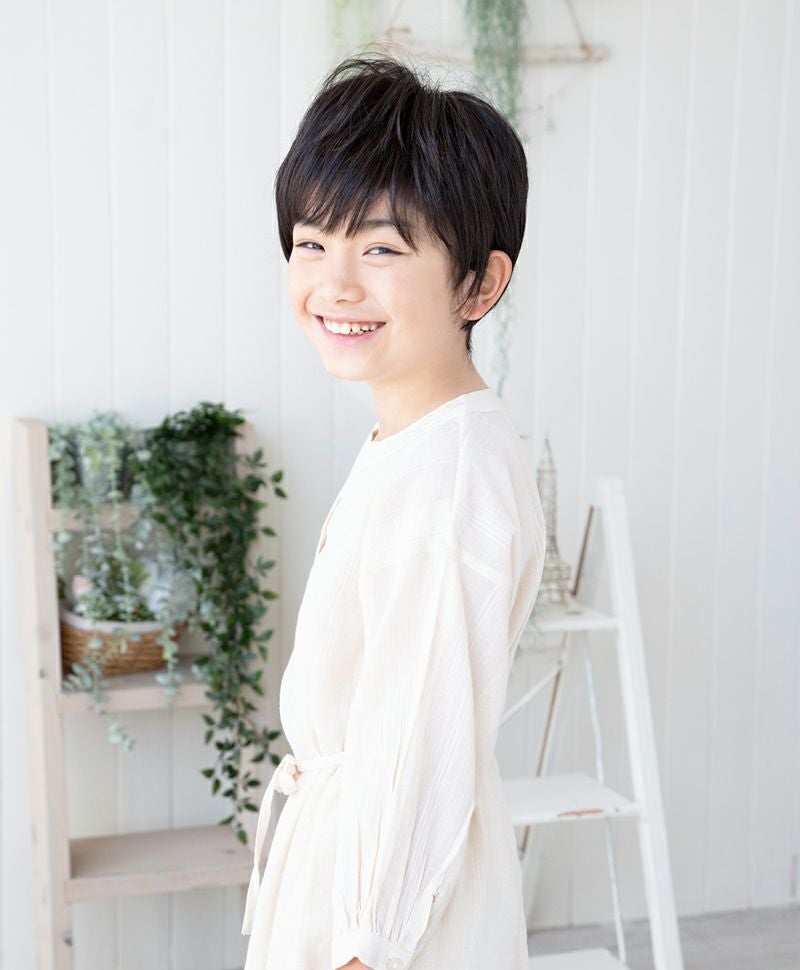 帽子ウィッグ(フィット）【ショート】  品番BO-12耐熱 着用イメージ9 カラーTCK：耐熱ショコラブラック お子様にも