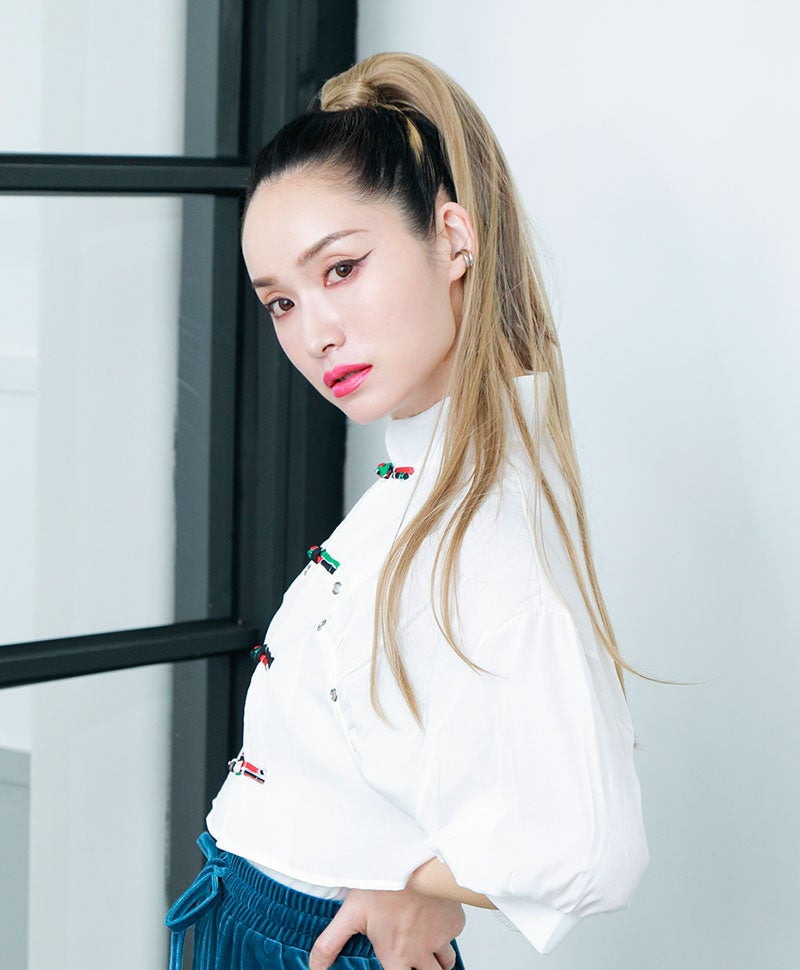  テールウィッグ【ハイパーストレートロングポニー】 品番TL-06耐熱 着用イメージ1 カラー：THB耐熱ハニーブラウン 反射バンド仕様 ポニーテールタイプの部分ウィッグ