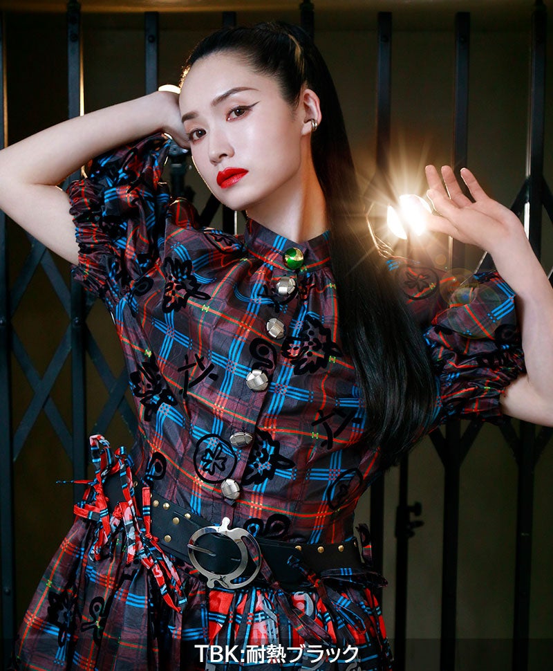  テールウィッグ【ハイパーストレートロングポニー】TL-06　TBK:耐熱ブラック　モデル着用画像