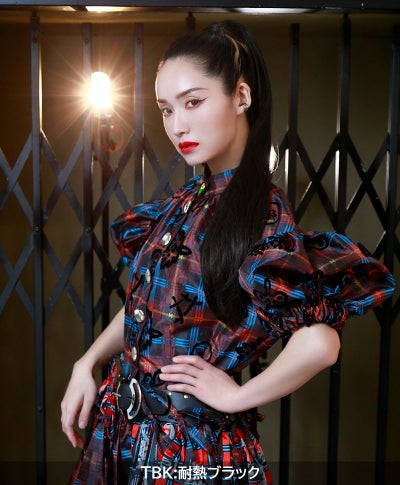  テールウィッグ【ハイパーストレートロングポニー】TL-06　TBK:耐熱ブラック　モデル着用画像