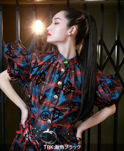  テールウィッグ【ハイパーストレートロングポニー】TL-06　TBK:耐熱ブラック　モデル着用画像