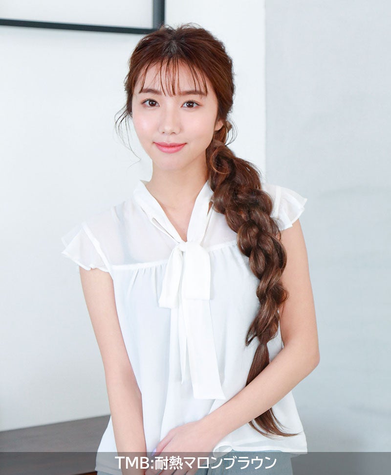  テールウィッグ【ハイパーストレートロングポニー】TL-06　TMB:耐熱マロンブラウン　モデル着用画像