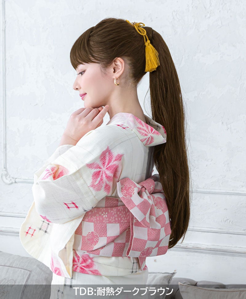  テールウィッグ【ハイパーストレートロングポニー】TL-06　TDB:耐熱ダークブラウン　モデル着用画像