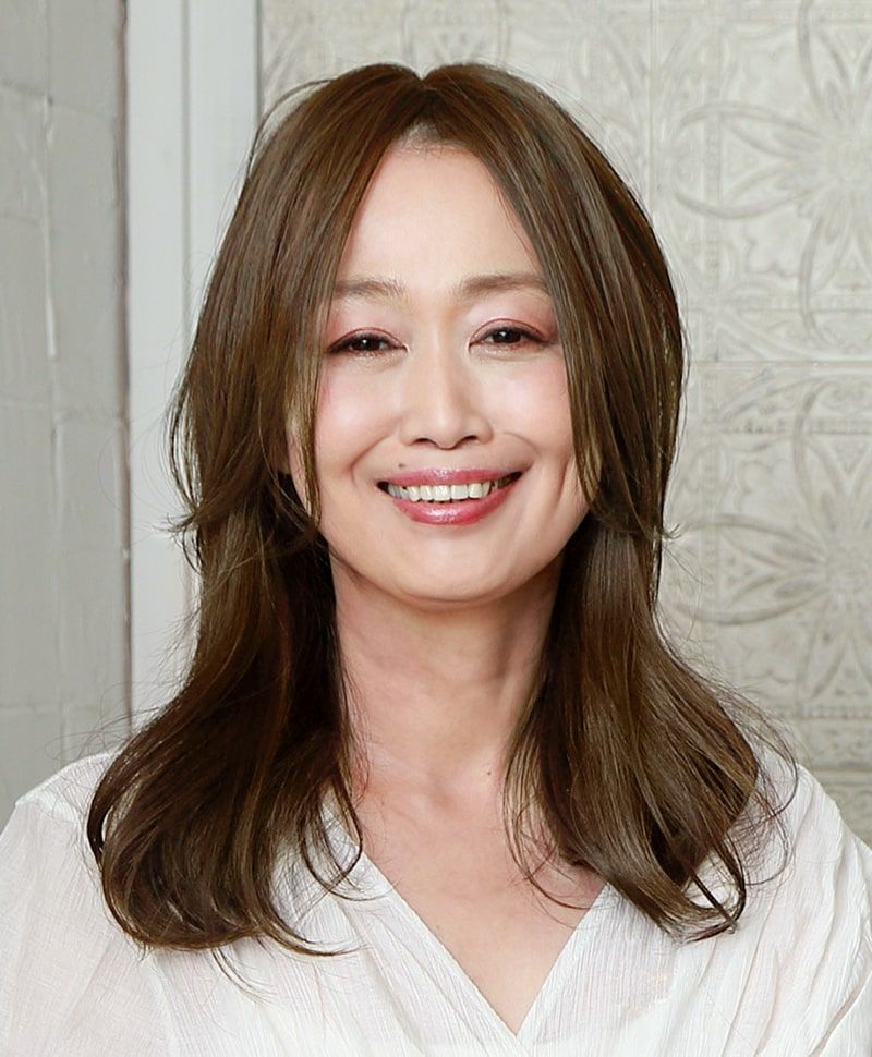 プレミアム白髪隠しウィッグ(ワンレンロングタイプ) 品番【ST-011】 うぶ毛がナチュラル 落ち着いた印象 着用イメージ1 カラー3A：ダークブラウン