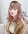  グラデーションカラーウィッグ【フリルカールミディ】 品番CTA-693 ほどよく透け感をプラスした ラフなサロン風カールミディ 着用イメージ1 カラー CTGL：耐熱グレーラベンダー