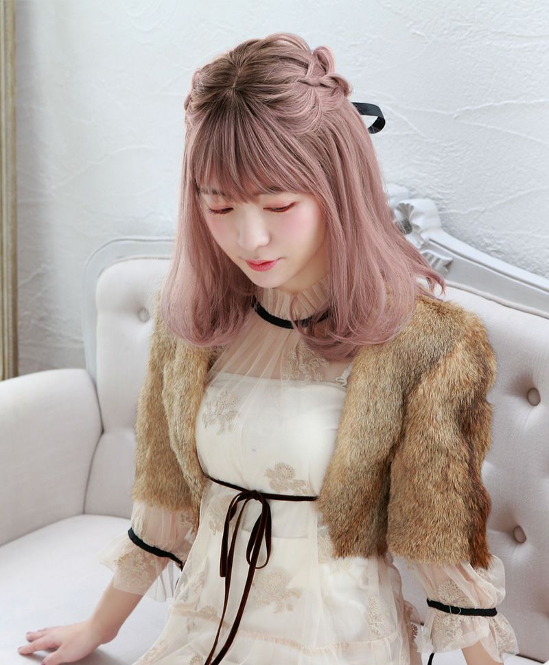  グラデーションカラーウィッグ【フリルカールミディ】 品番CTA-693 ほどよく透け感をプラスした ラフなサロン風カールミディ 着用イメージ1 カラー CTGL：耐熱グレーラベンダー