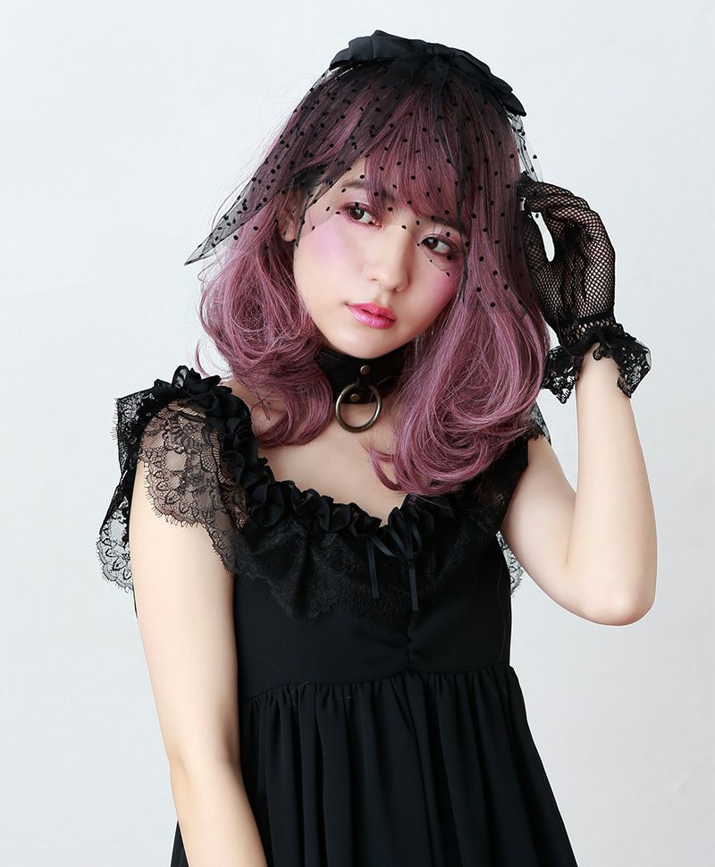  グラデーションカラーウィッグ【フリルカールミディ】 品番CTA-693 着用イメージ4 カラー CTDP：耐熱ダークプラム