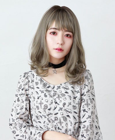  グラデーションカラーウィッグ【フリルカールミディ】 品番CTA-693 着用イメージ10 カラー CTOG：耐熱オリーブグレー