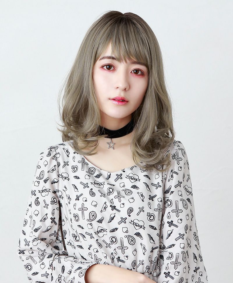  グラデーションカラーウィッグ【フリルカールミディ】 品番CTA-693 着用イメージ10 カラー CTOG：耐熱オリーブグレー