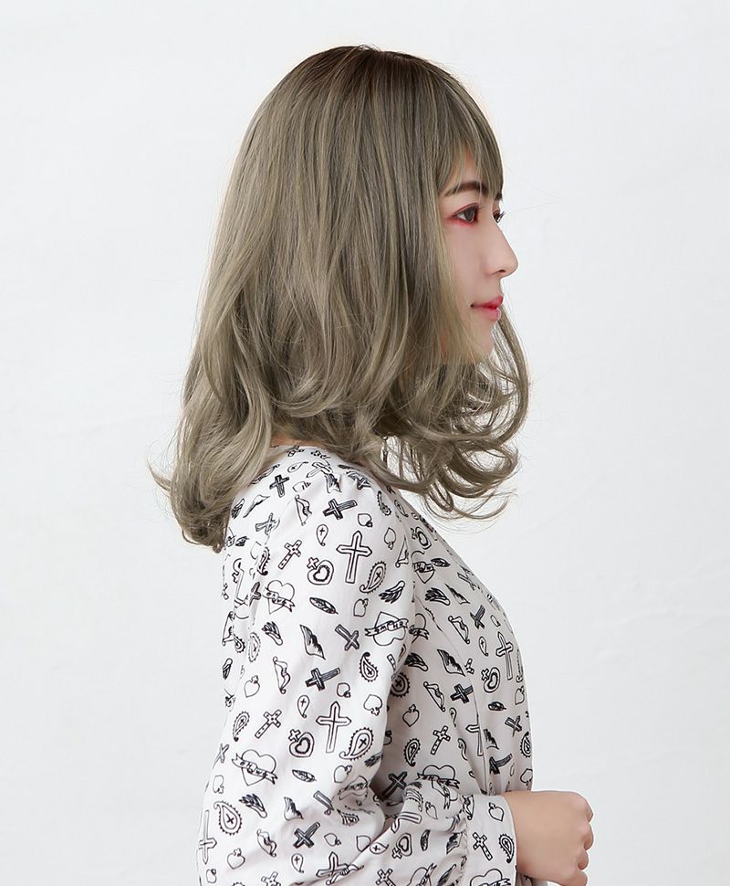  グラデーションカラーウィッグ【フリルカールミディ】 品番CTA-693 着用イメージ10 カラー CTOG：耐熱オリーブグレー