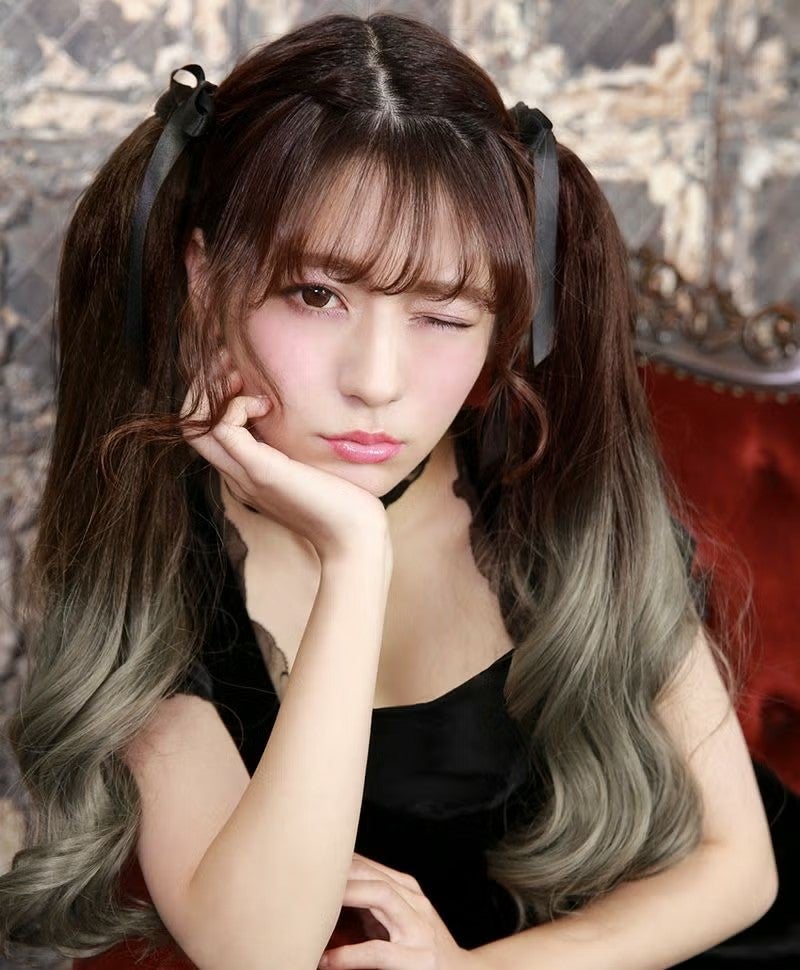 グラデーションテールウィッグ【グラデカールポニー】CTL-10-BR耐熱ブラウン　モデル着用BR-CTOG