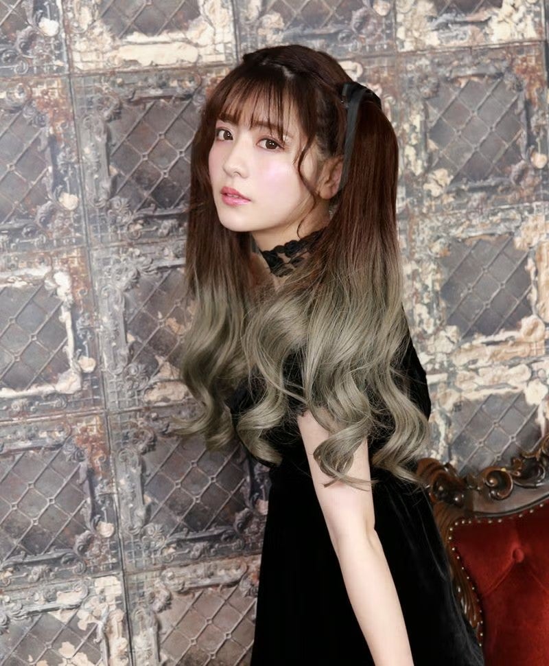 グラデーションテールウィッグ【グラデカールポニー】CTL-10-BR耐熱ブラウン　モデル着用BR-CTOG