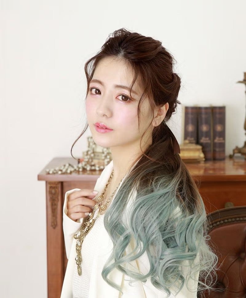 グラデーションテールウィッグ【グラデカールポニー】CTL-10-BR耐熱ブラウン　モデル着用BR-CTSM