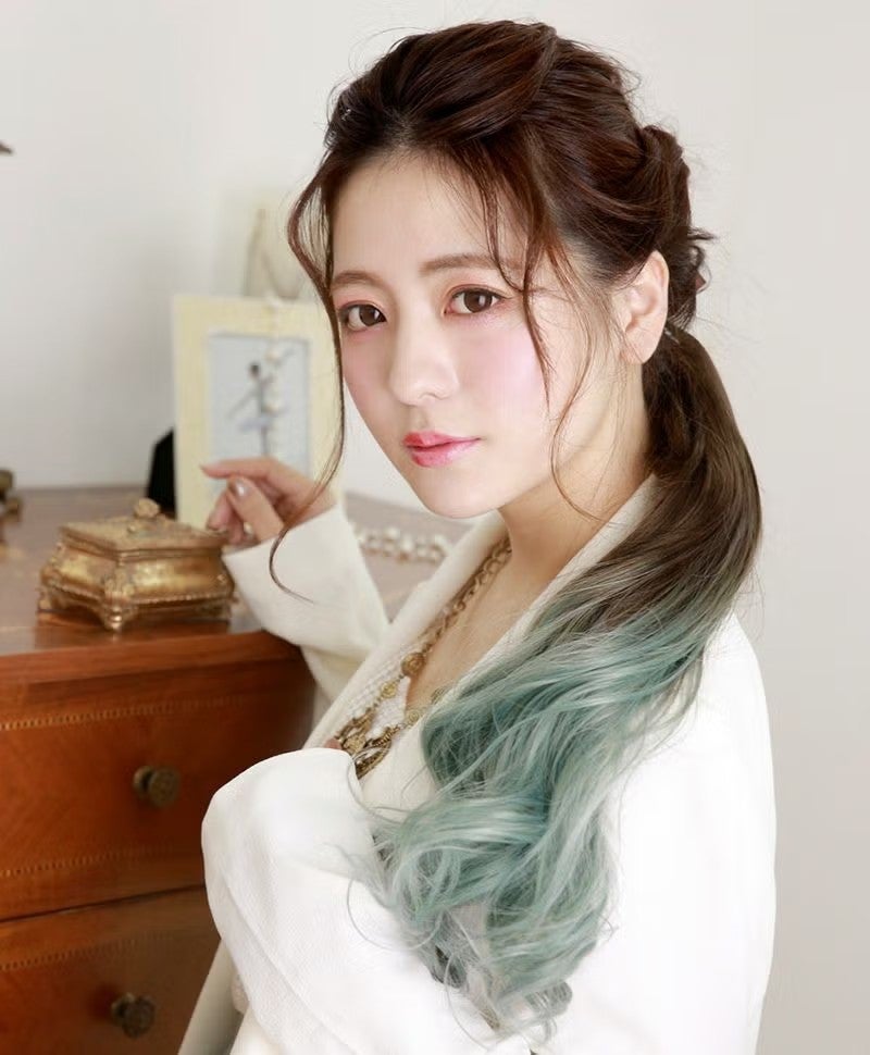 グラデーションテールウィッグ【グラデカールポニー】CTL-10-BR耐熱ブラウン　モデル着用BR-CTSM