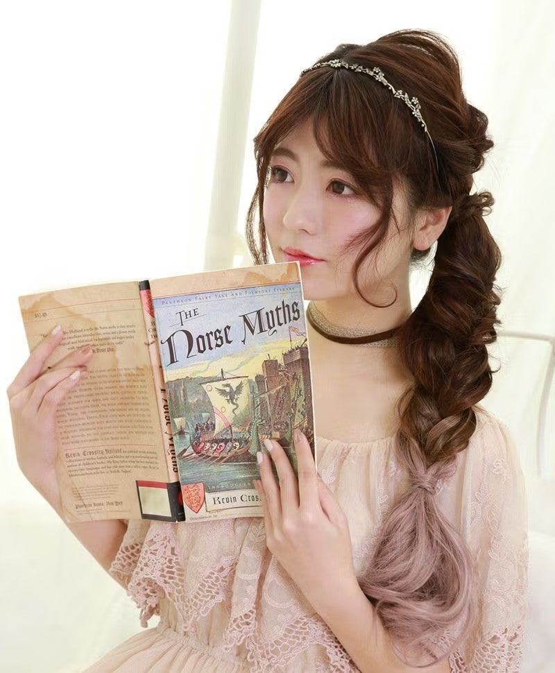 グラデーションテールウィッグ【グラデカールポニー】CTL-10-BR耐熱ブラウン　モデル着用BR-CTGL