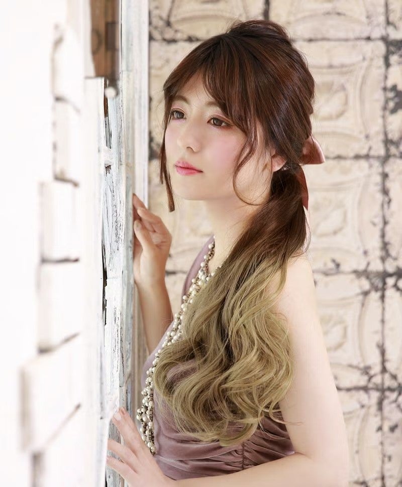 グラデーションテールウィッグ【グラデカールポニー】CTL-10-BR耐熱ブラウン　モデル着用BR-CTDG