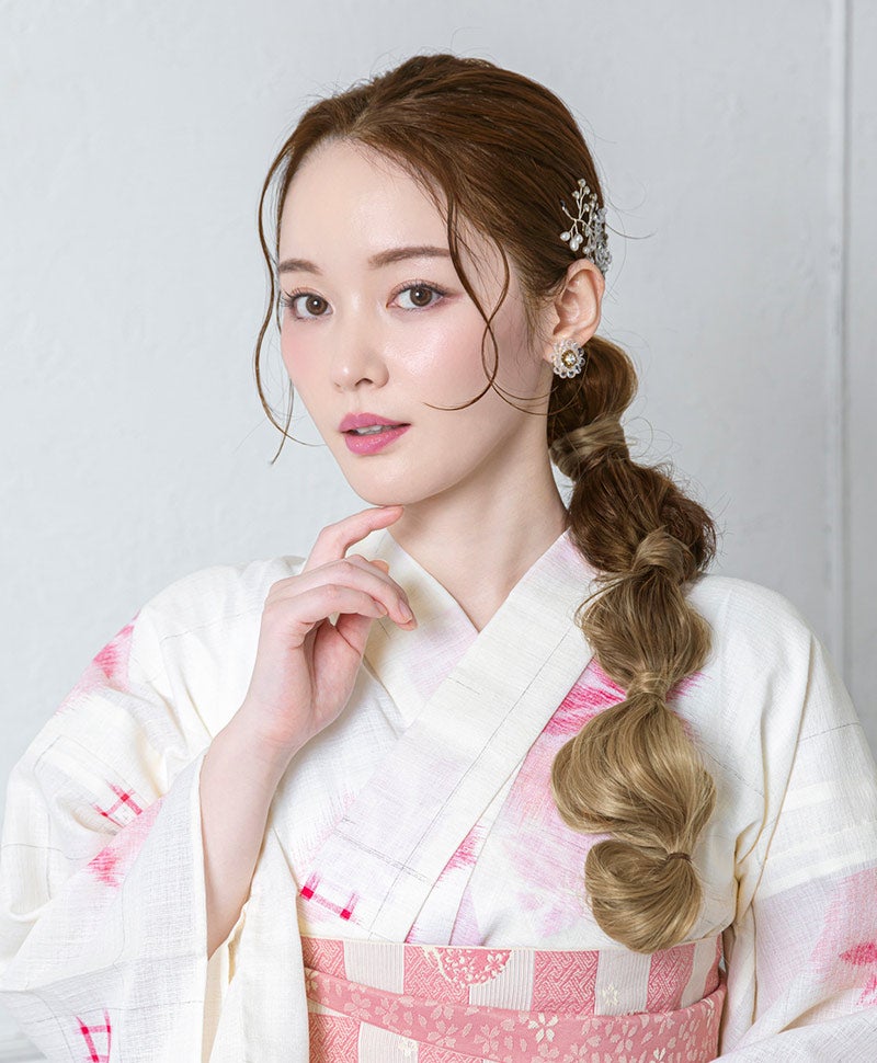 グラデーションテールウィッグ【グラデカールポニー】CTL-10-BR耐熱ブラウン　モデル着用BR-CTDG