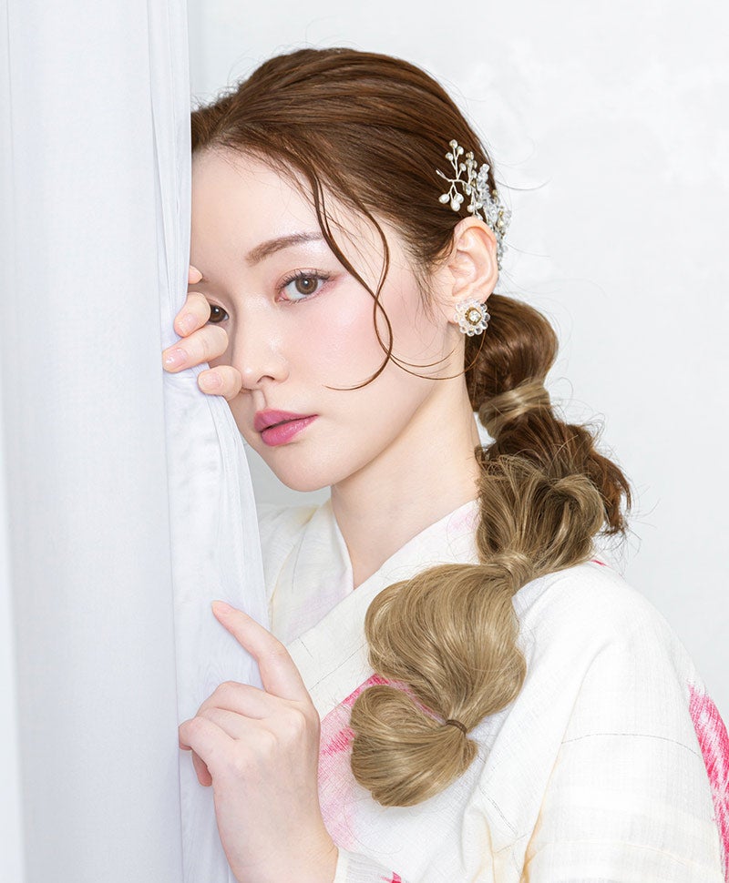 グラデーションテールウィッグ【グラデカールポニー】CTL-10-BR耐熱ブラウン　モデル着用BR-CTDG