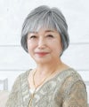  PRISILA BEAUTE総手植えオールウィッグ(人毛ミックス)【ブロッサムカールショート】 品番BA-100耐熱 着用イメージ1 カラー ZGH：人毛ミックスグレイヘア より自然な仕上がり