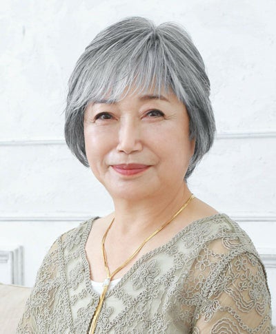  PRISILA BEAUTE総手植えオールウィッグ(人毛ミックス)【ブロッサムカールショート】 品番BA-100耐熱 着用イメージ1 カラー ZGH：人毛ミックスグレイヘア より自然な仕上がり