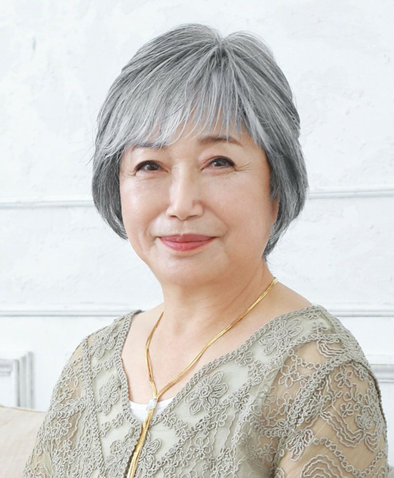  PRISILA BEAUTE総手植えオールウィッグ(人毛ミックス)【ブロッサムカールショート】 品番BA-100耐熱 着用イメージ1 カラー ZGH：人毛ミックスグレイヘア より自然な仕上がり