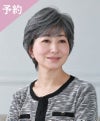 予約商品 ミセスオールウィッグ【エアリーカールショート】 品番A-112耐熱 着用イメージ2 カラーTDGH：耐熱ダークグレイヘア