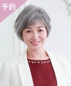予約商品 ミセスオールウィッグ【エアリーカールショート】 品番A-112耐熱 着用イメージ4 カラーTGH：耐熱グレイヘア