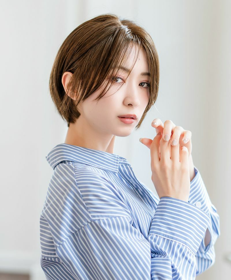 【公式サイト限定】PRISILA Limi手植えオールウィッグ(人毛ミックス)【ルナショート】品番：LA-001　着用イメージ2 カラー ZMB:人毛ミックスマロンブラウン