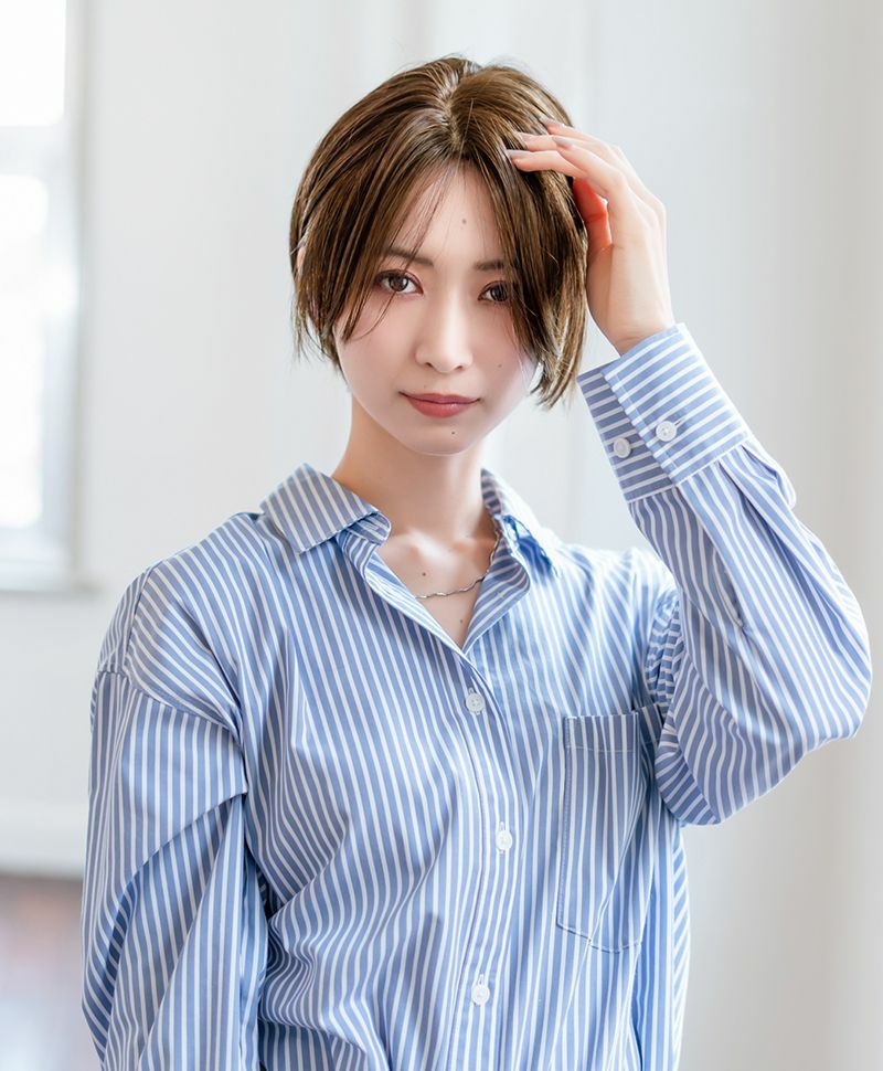 【公式サイト限定】PRISILA Limi手植えオールウィッグ(人毛ミックス)【ルナショート】品番：LA-001　着用イメージ3 カラー ZMB:人毛ミックスマロンブラウン