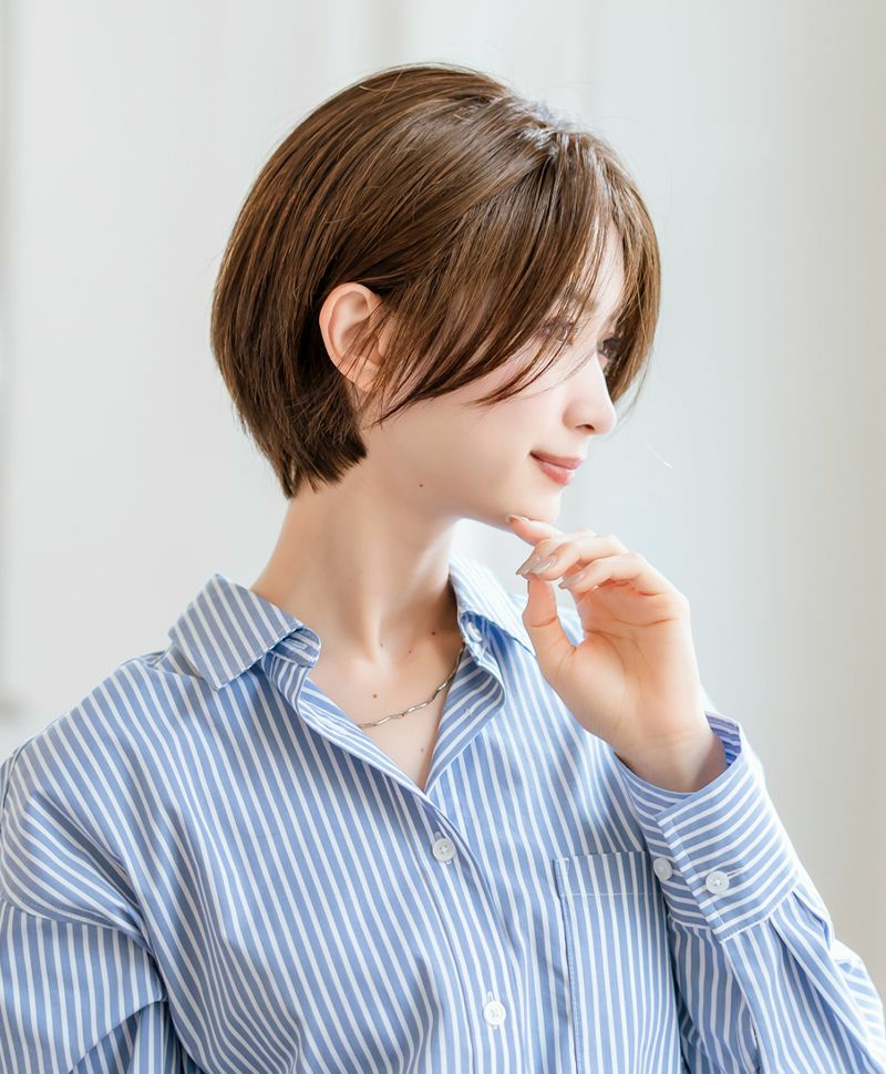 【公式サイト限定】PRISILA Limi手植えオールウィッグ(人毛ミックス)【ルナショート】品番：LA-001　着用イメージ4 カラー ZMB:人毛ミックスマロンブラウン