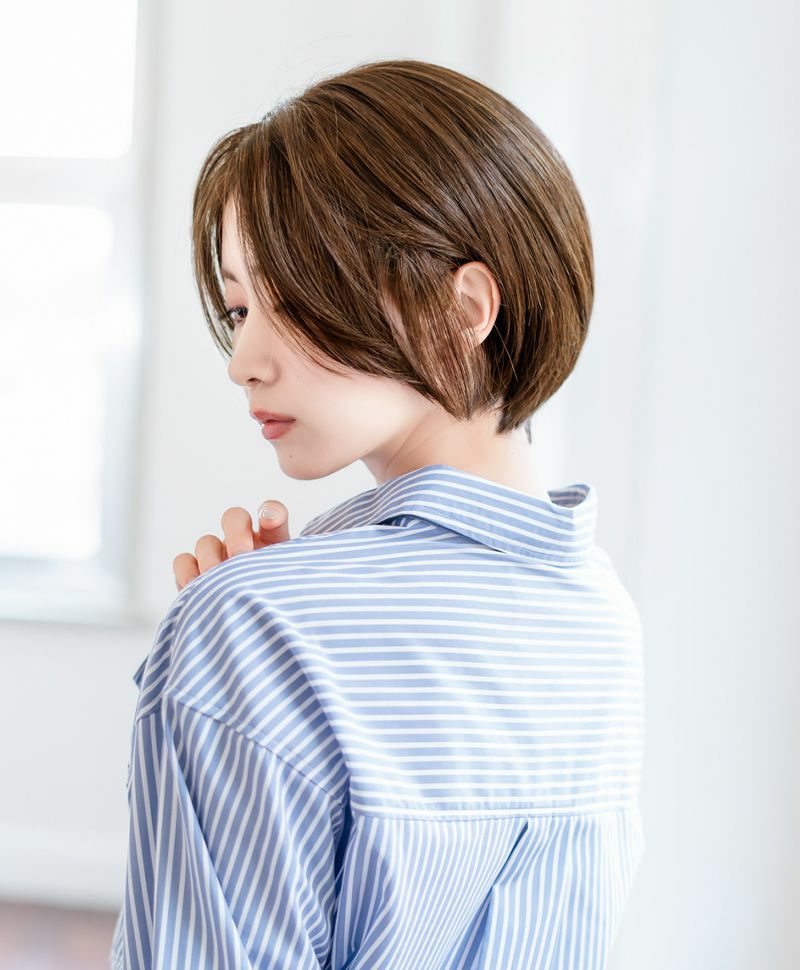 【公式サイト限定】PRISILA Limi手植えオールウィッグ(人毛ミックス)【ルナショート】品番：LA-001　着用イメージ5 カラー ZMB:人毛ミックスマロンブラウン