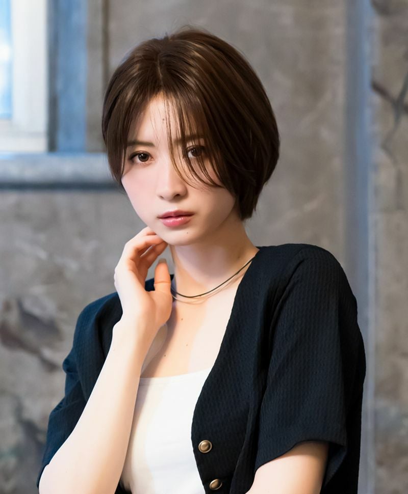 【公式サイト限定】PRISILA Limi手植えオールウィッグ(人毛ミックス)【ルナショート】品番：LA-001　着用イメージ6 カラー ZNB:人毛ミックスナチュラルブラウン