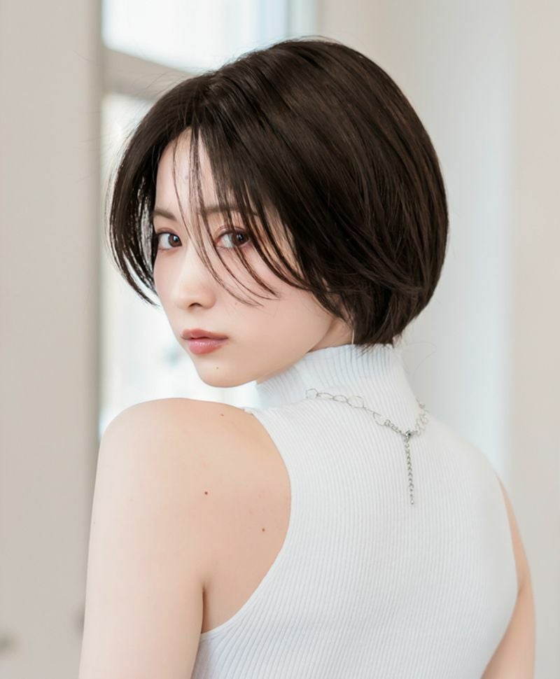 【公式サイト限定】PRISILA Limi手植えオールウィッグ(人毛ミックス)【ルナショート】品番：LA-001　着用イメージ11 カラー ZNC:人毛ミックスナチュラルカラー