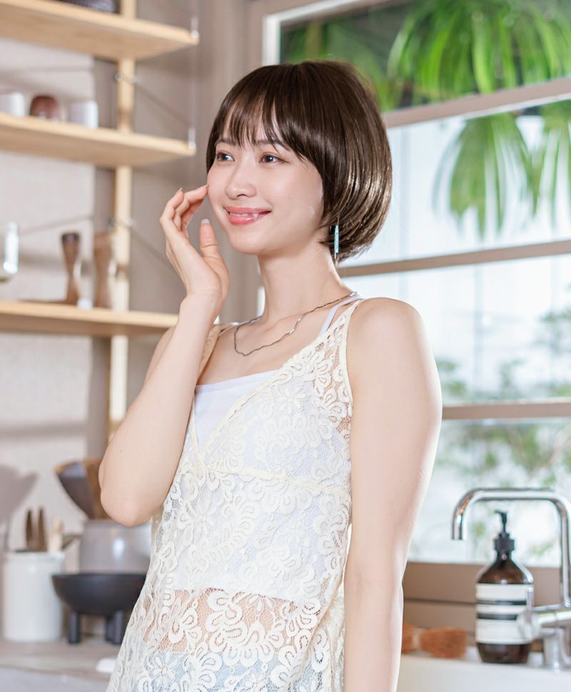 【公式サイト限定】PRISILA Limi手植えオールウィッグ(人毛ミックス)【アプリコットショート】LA-002(S・Mサイズあり) モデル着用イメージ カラーZNB:人毛ミックスナチュラルブラウン