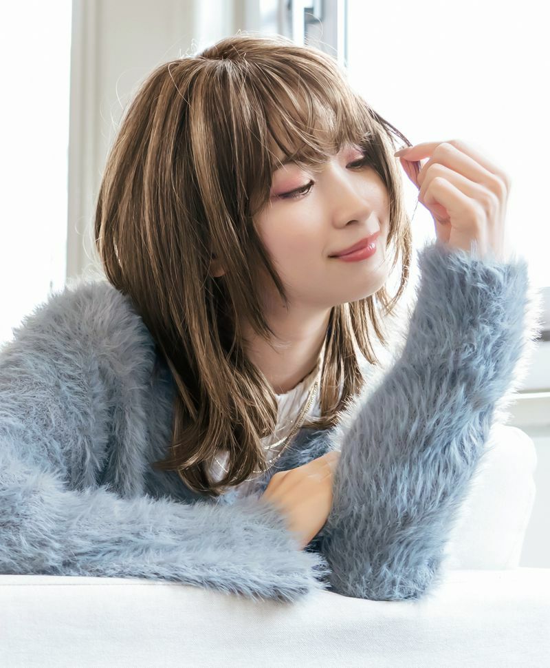 【公式サイト限定】PRISILA Limi手植えオールウィッグ(人毛ミックス)【フラネレイヤーミディ】品番/LA-004　カラー/ZHM:人毛ミックスハイメッシュ　着用イメージ1