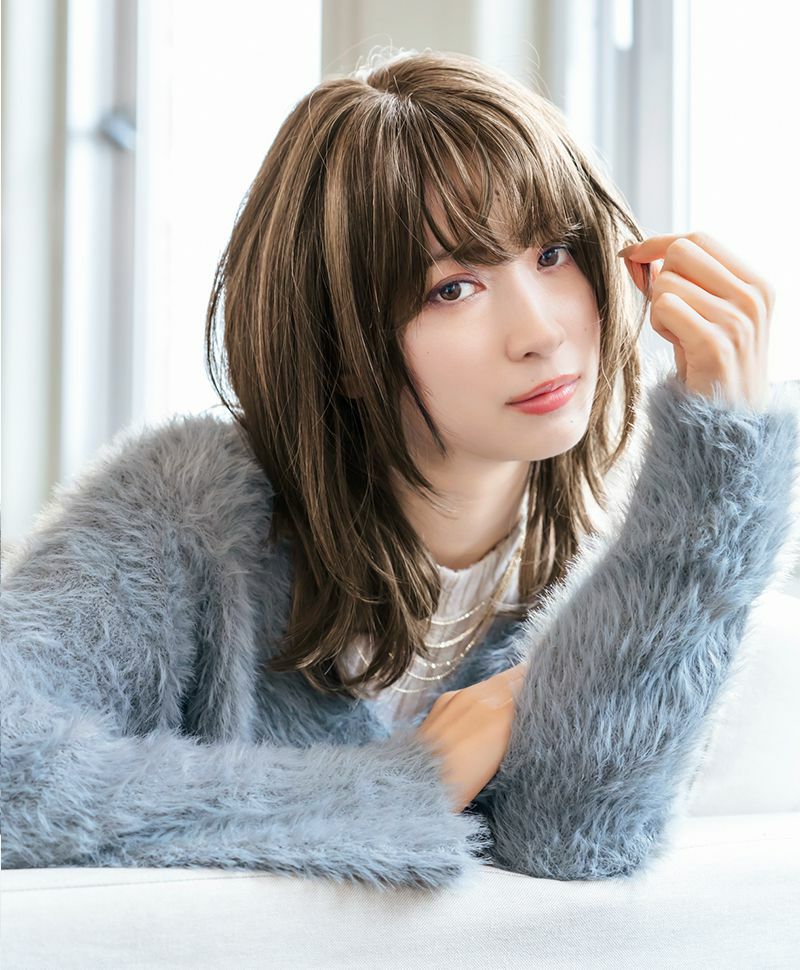 【公式サイト限定】PRISILA Limi手植えオールウィッグ(人毛ミックス)【フラネレイヤーミディ】品番/LA-004　カラー/ZHM:人毛ミックスハイメッシュ　着用イメージ2